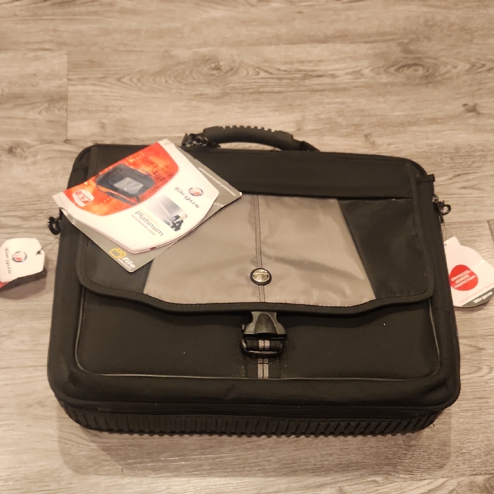 NWT- Targus Clamshell Platinum Notebook Case